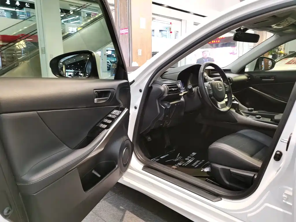 Lexus IS 2017 300 Lead
