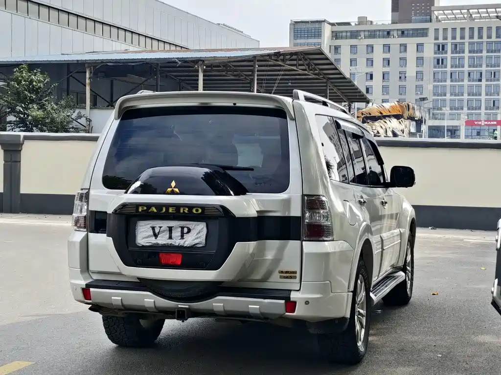 Mitsubishi Pajero (Import) — миниатюра 6