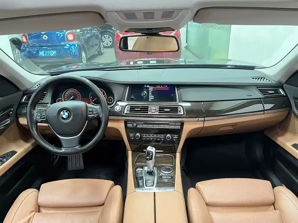 BMW 7 Series — миниатюра 9