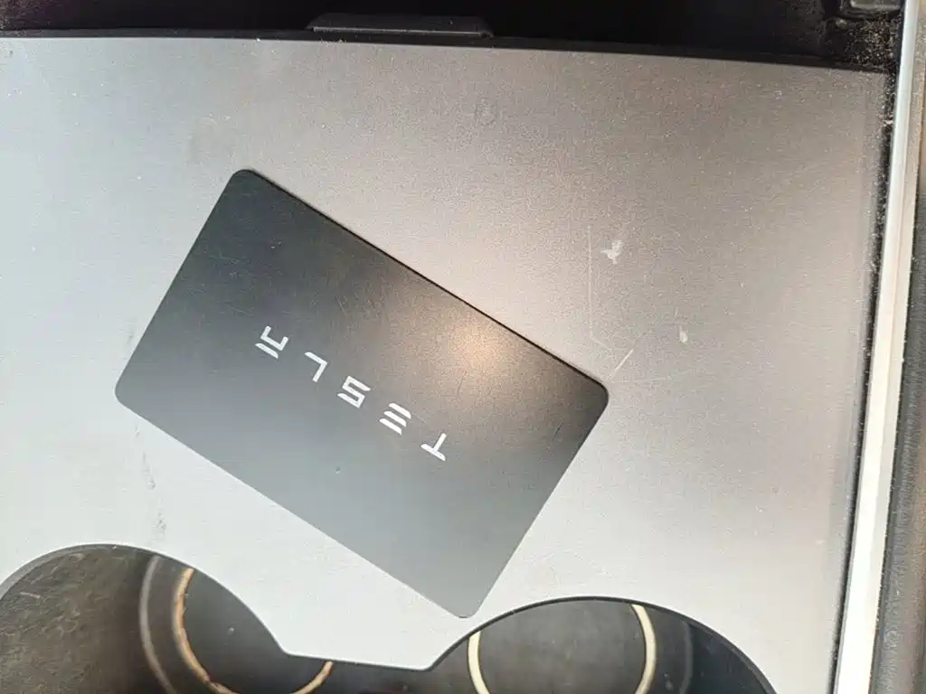 Tesla Model Y — миниатюра 9