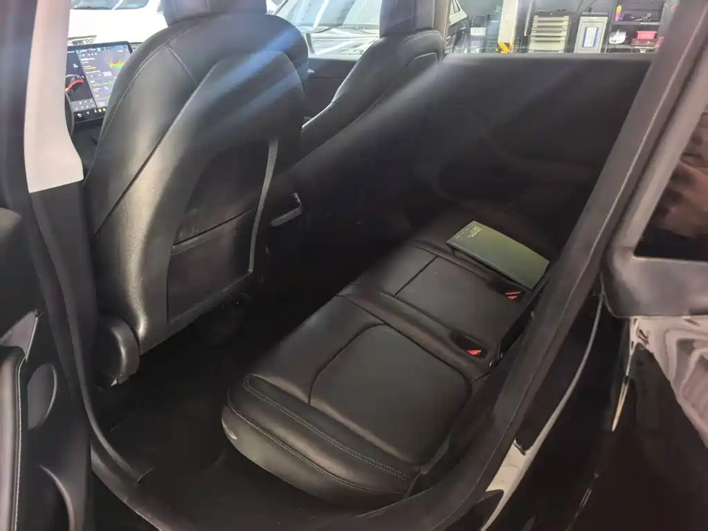 Tesla Model Y — миниатюра 6