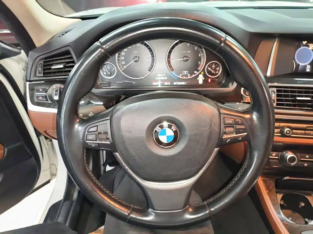 BMW 5 Series — миниатюра 11