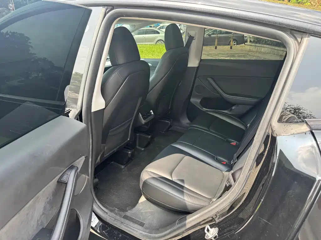Tesla Model Y — миниатюра 13
