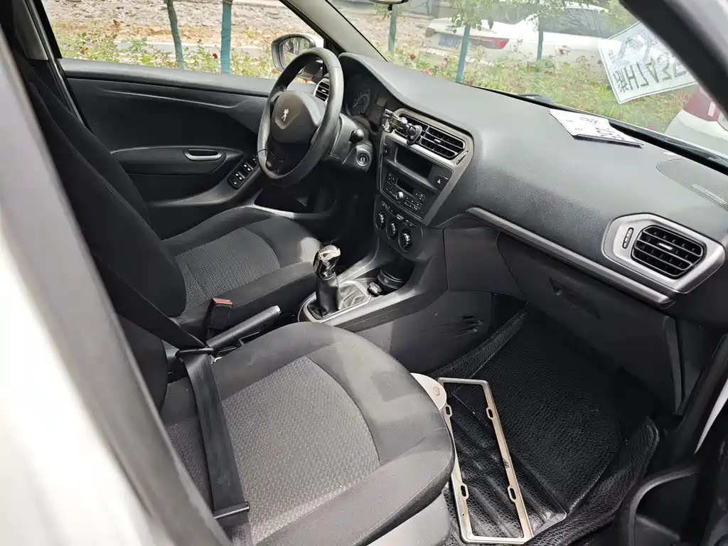 Peugeot 301 2014 1.6L MT Comfort