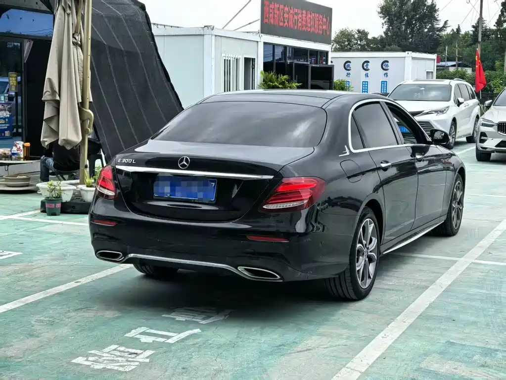 Mercedes-Benz E-Class — миниатюра 9