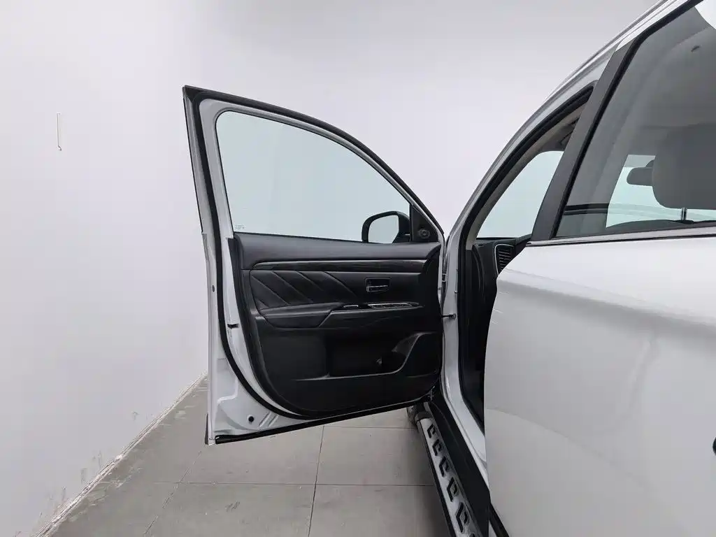 Mitsubishi Outlander — миниатюра 8