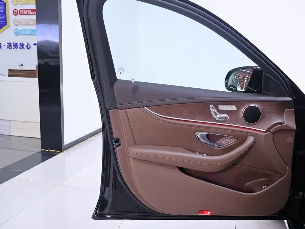 Mercedes-Benz E-Class — миниатюра 18