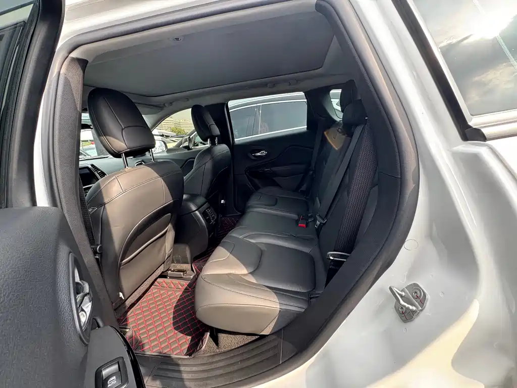 Jeep Cherokee — миниатюра 9