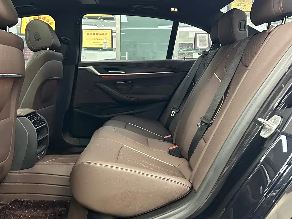 BMW 5 Series — миниатюра 8
