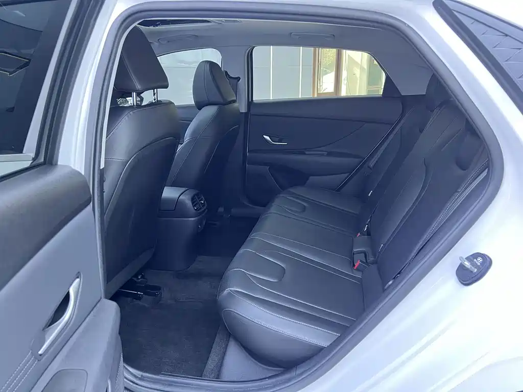 Hyundai Elantra — миниатюра 12
