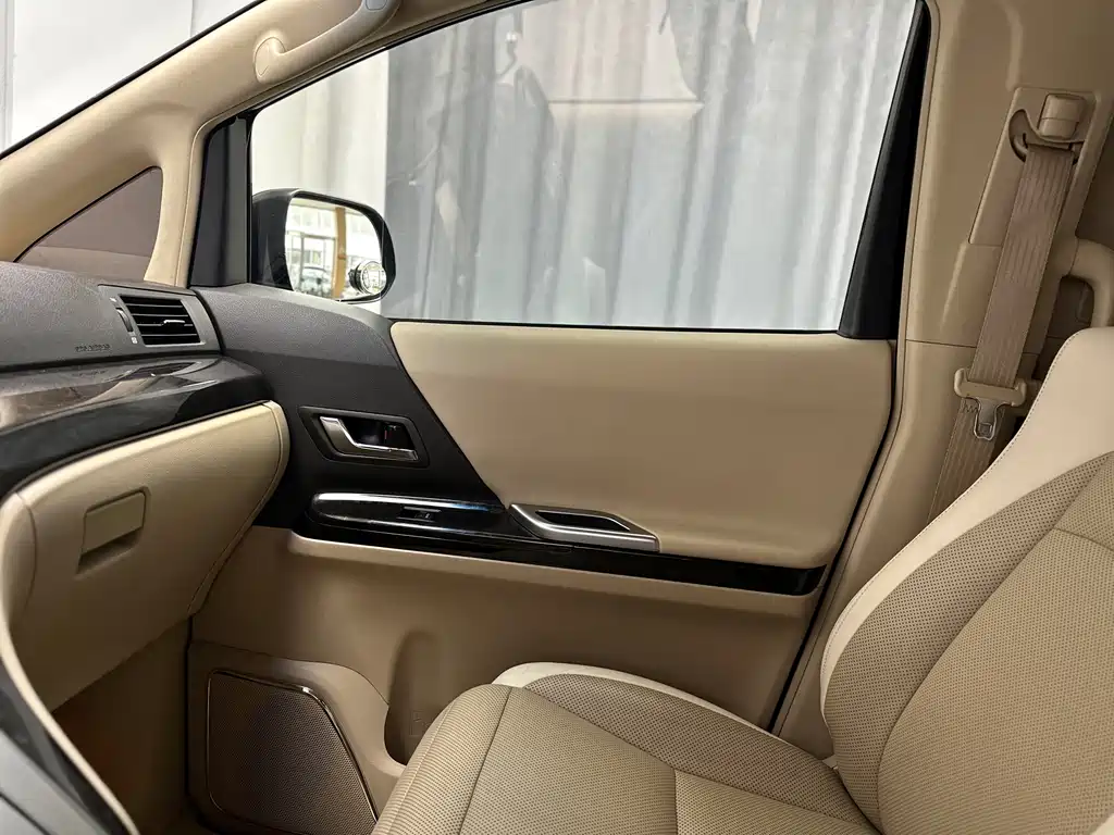Toyota Alphard — миниатюра 24