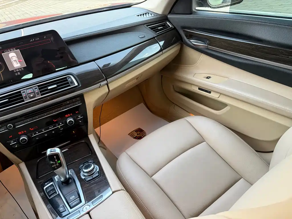 BMW 7 Series — миниатюра 16