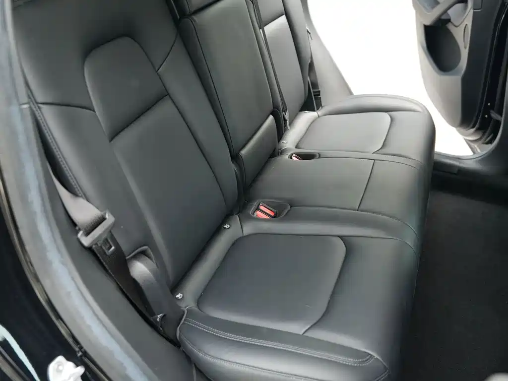 Tesla Model Y — миниатюра 18