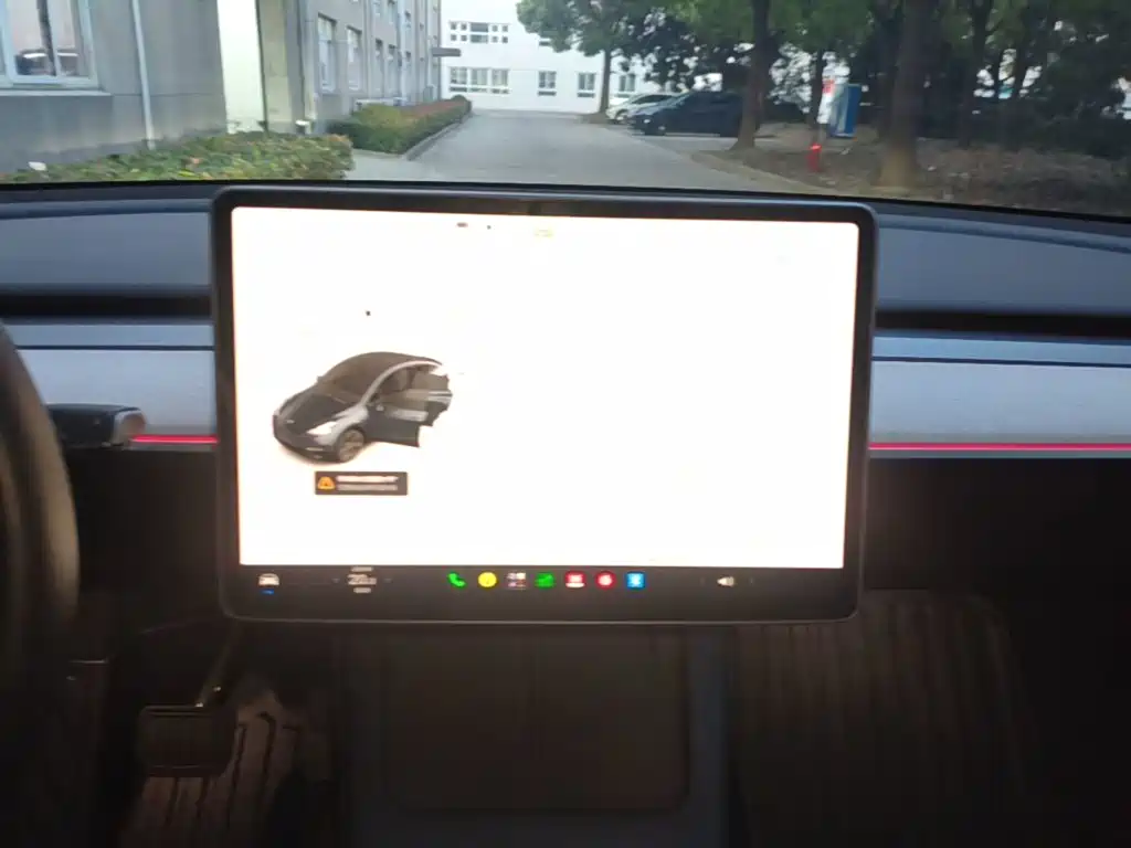 Tesla Model Y — миниатюра 13