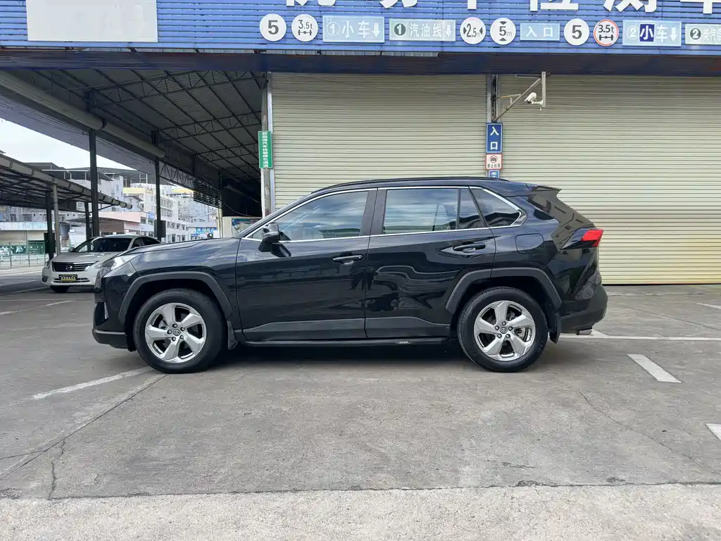 Toyota RAV4 — миниатюра 4