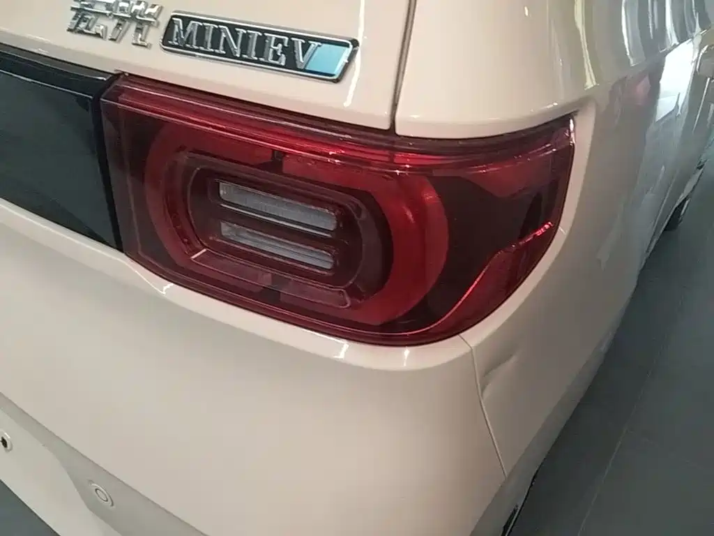 Wuling MINIEV — миниатюра 8