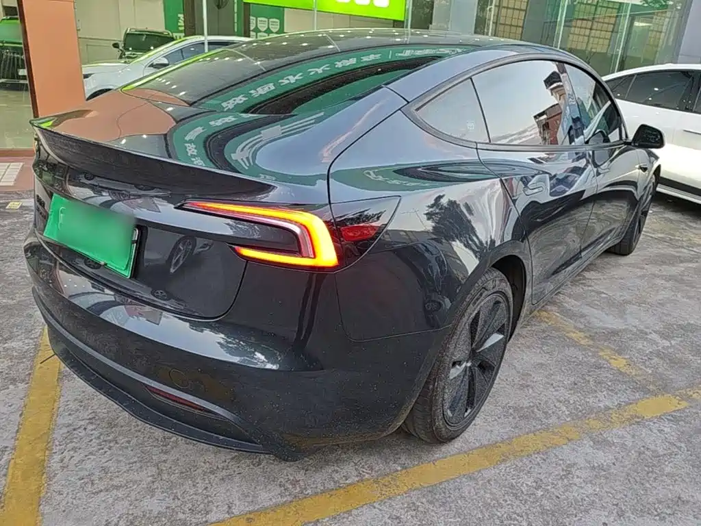 Tesla Model 3 — миниатюра 7