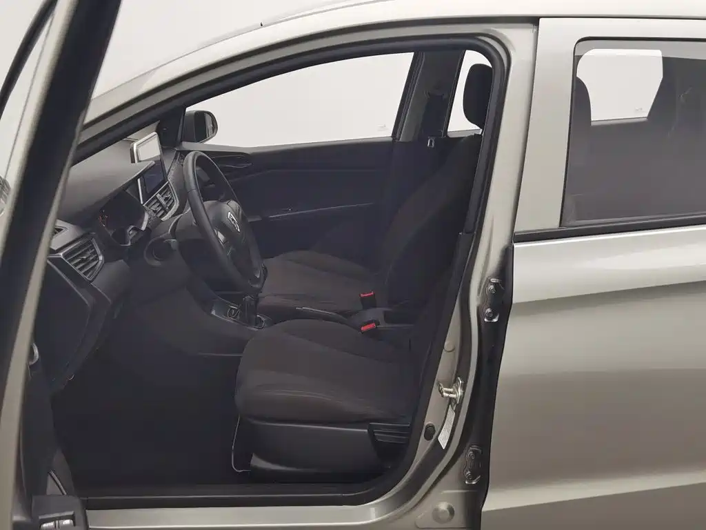Baojun 310W — миниатюра 10