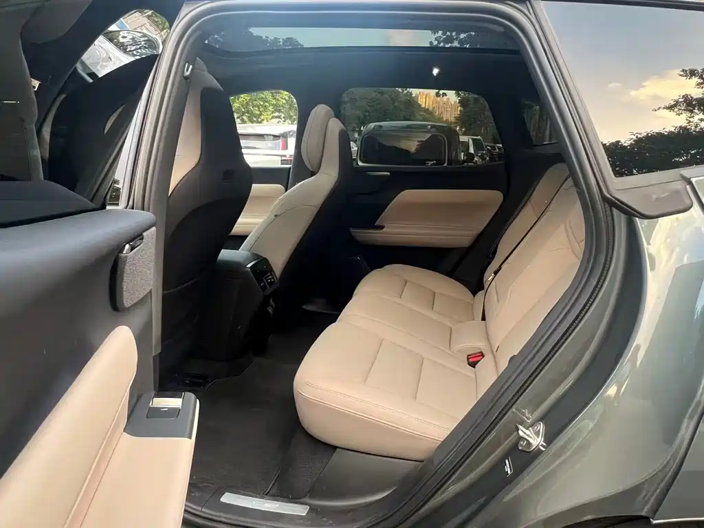 Volvo XC70 PHEV — миниатюра 5