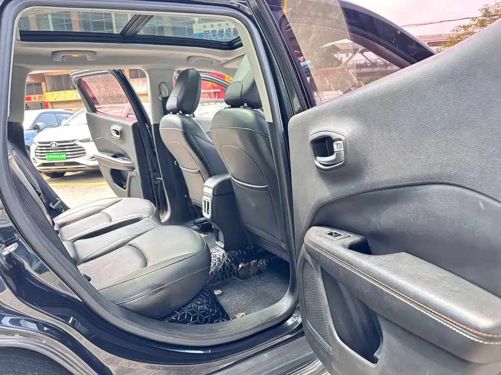 Jeep Compass — миниатюра 8