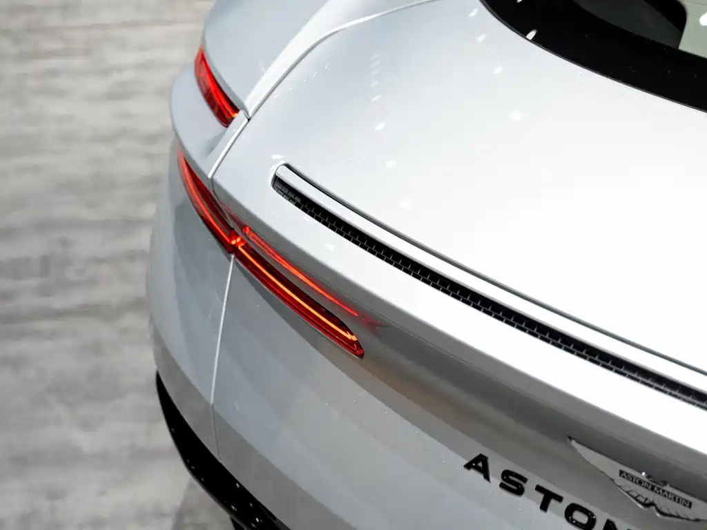 Aston Martin DB11 — миниатюра 9