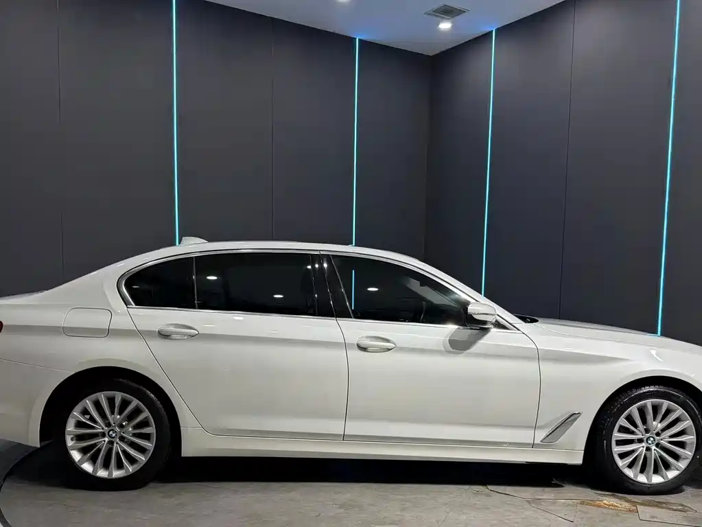 BMW 5 Series — миниатюра 4