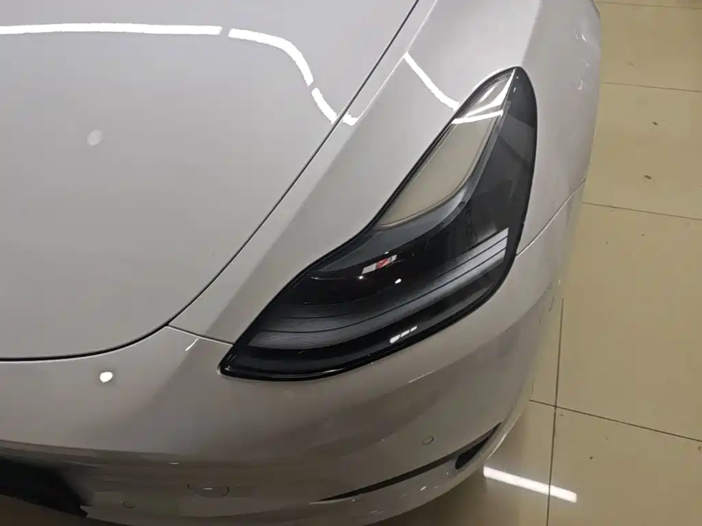 Tesla Model Y — миниатюра 24