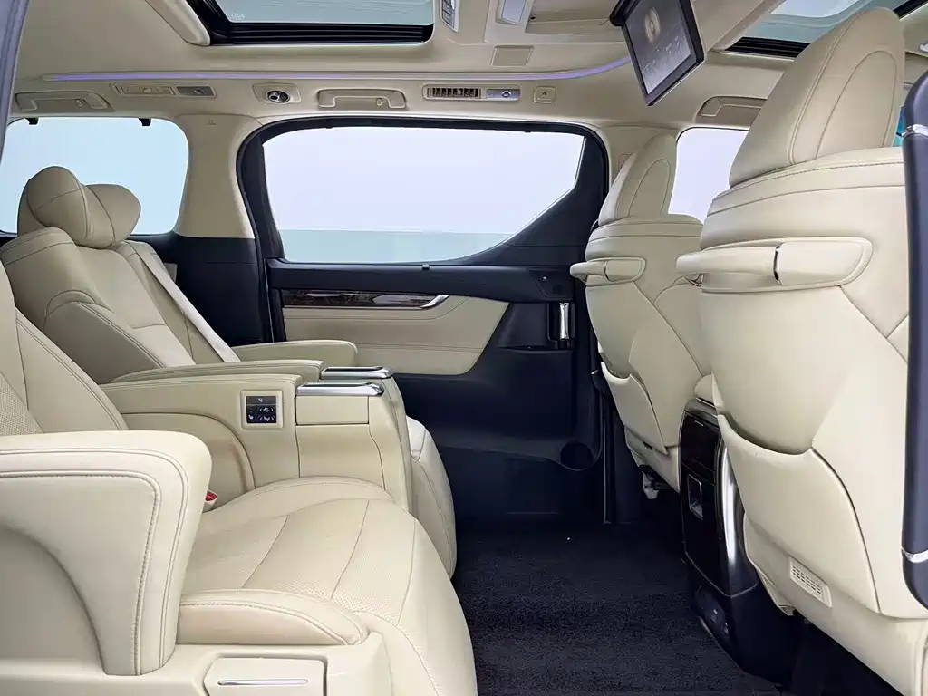 Toyota Alphard — миниатюра 10
