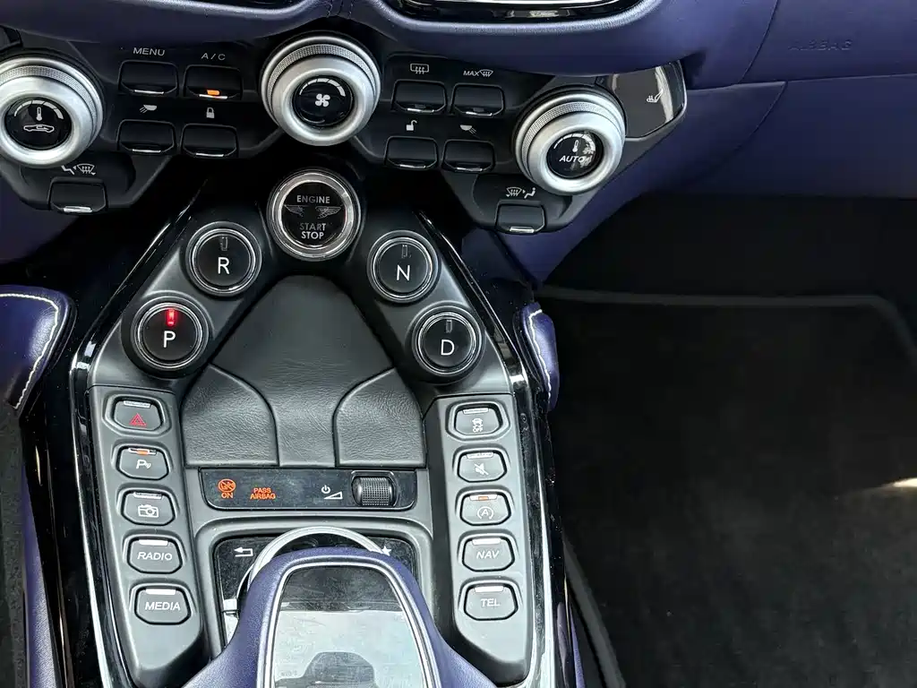 Aston Martin V8 Vantage — миниатюра 15