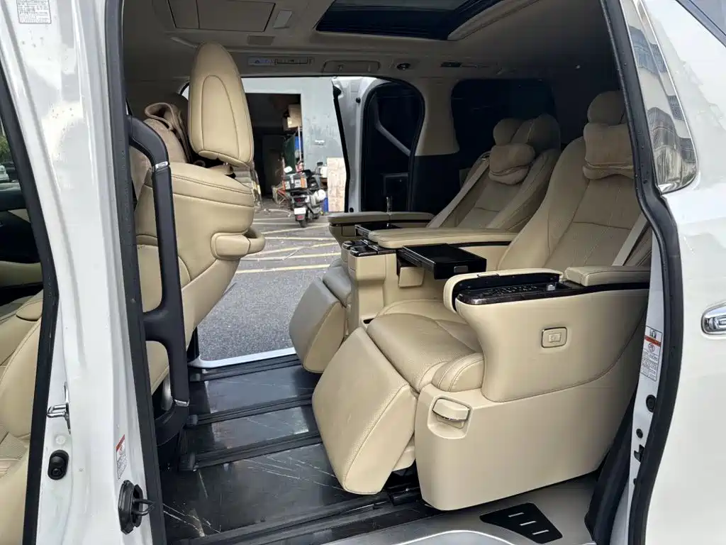Toyota Vellfire — миниатюра 10