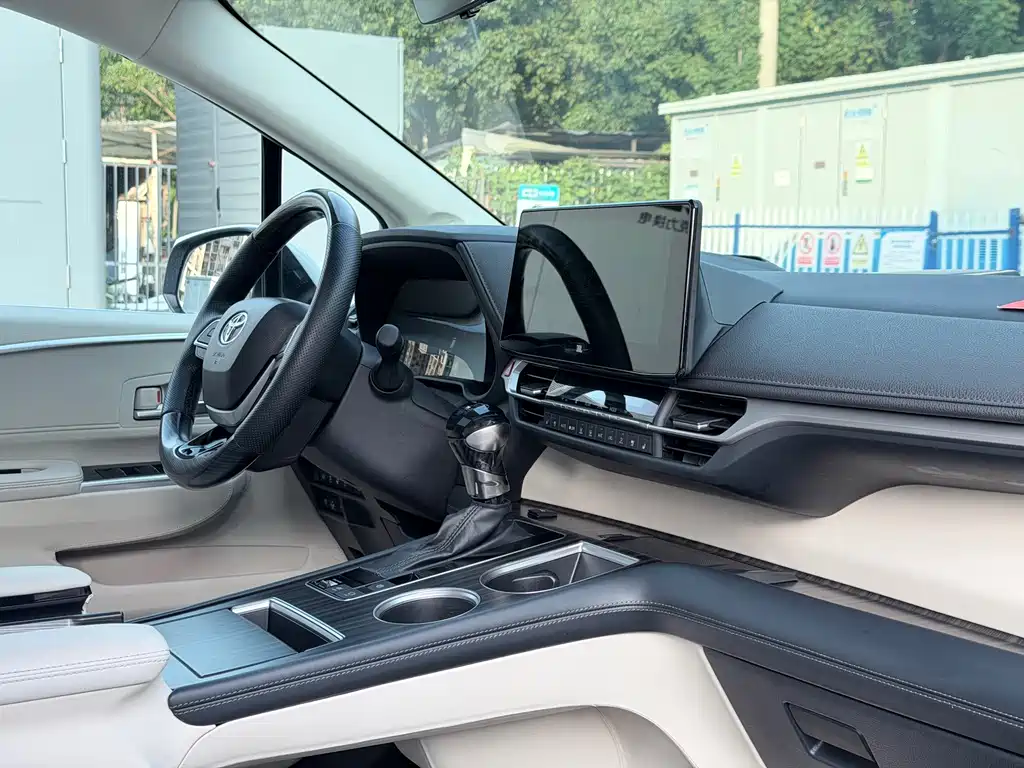 Toyota Sienna — миниатюра 7