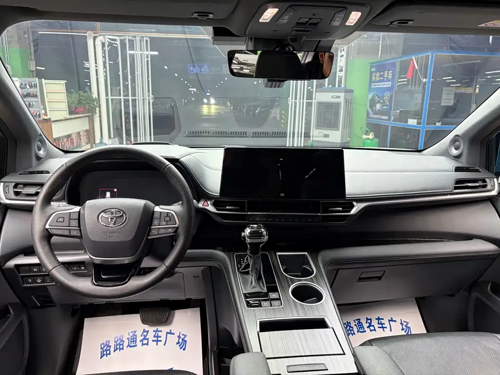 Toyota Granvia — миниатюра 7