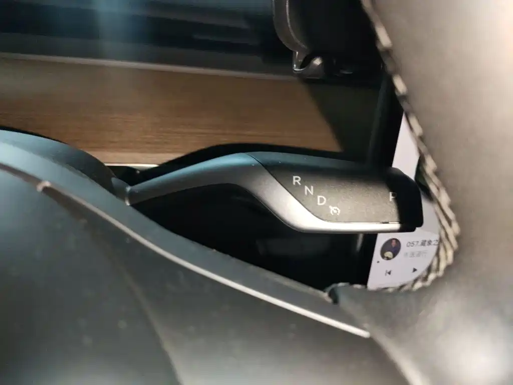 Tesla Model Y — миниатюра 10