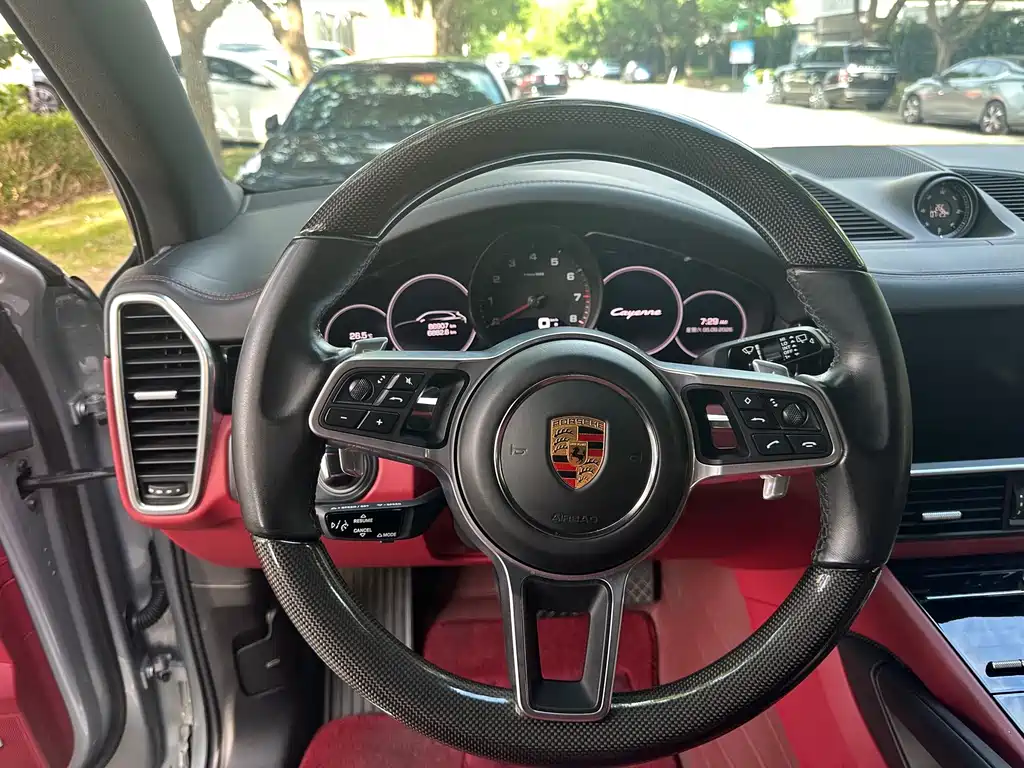 Porsche Cayenne — миниатюра 9