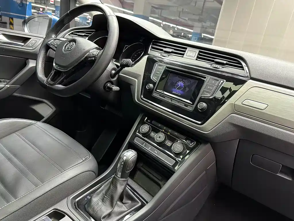 VOLKSWAGEN TOURAN