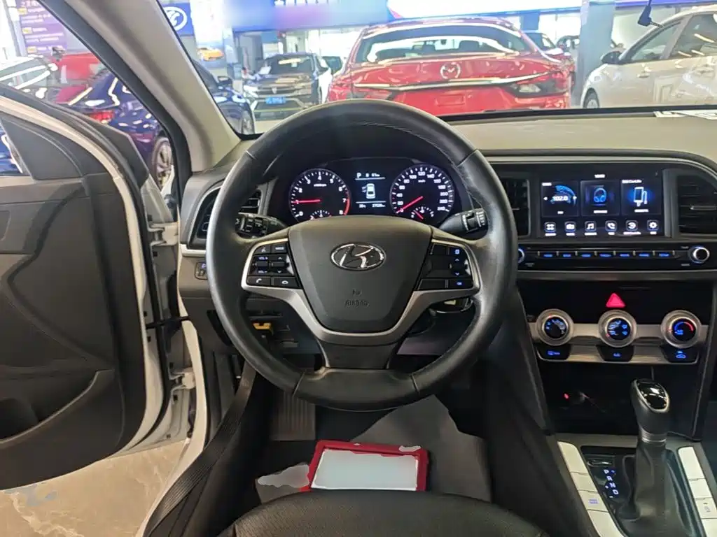 Hyundai Elantra — миниатюра 11