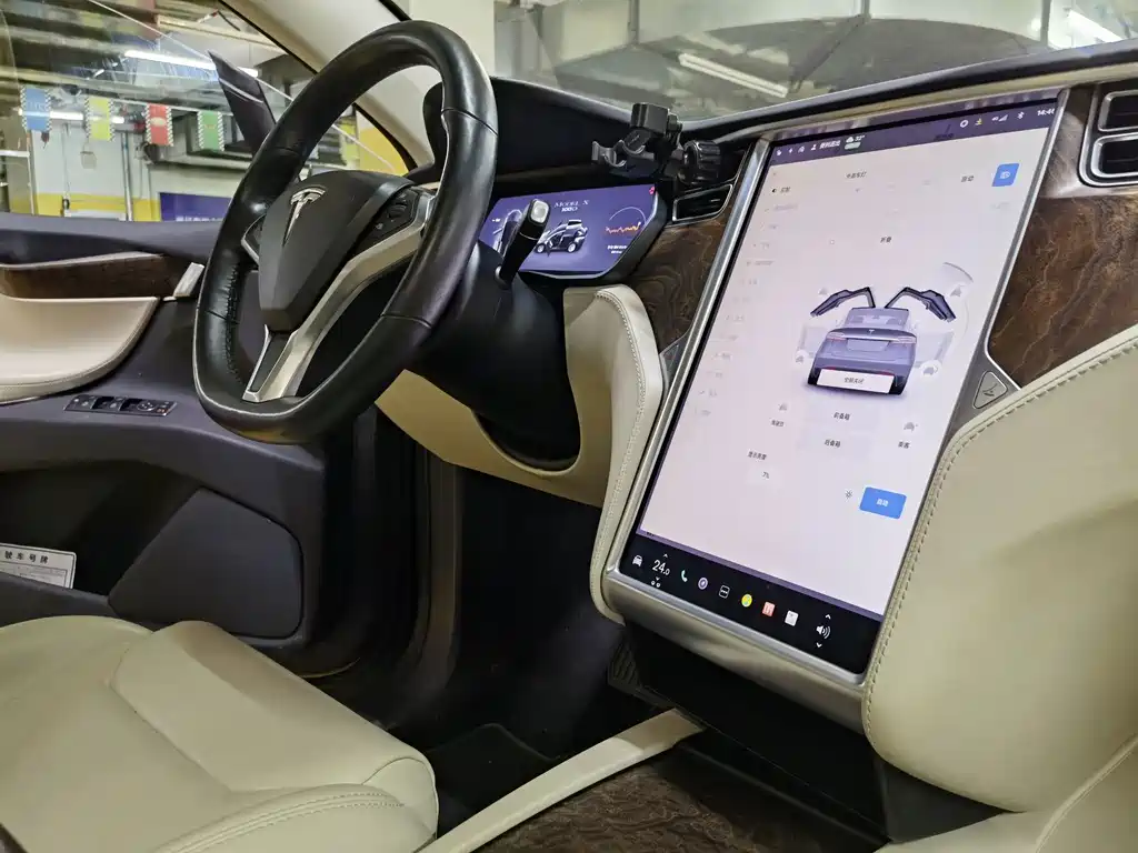 Tesla Model X — миниатюра 15