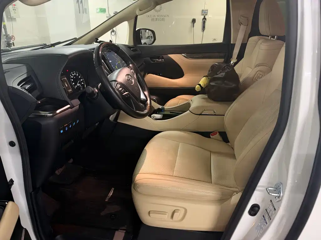 Toyota Alphard — миниатюра 5