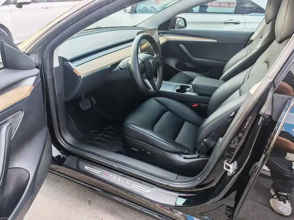 Tesla Model 3 — миниатюра 4
