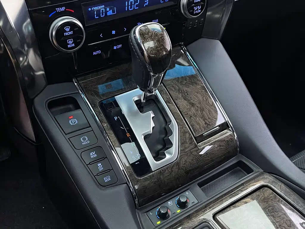 Toyota Alphard — миниатюра 12