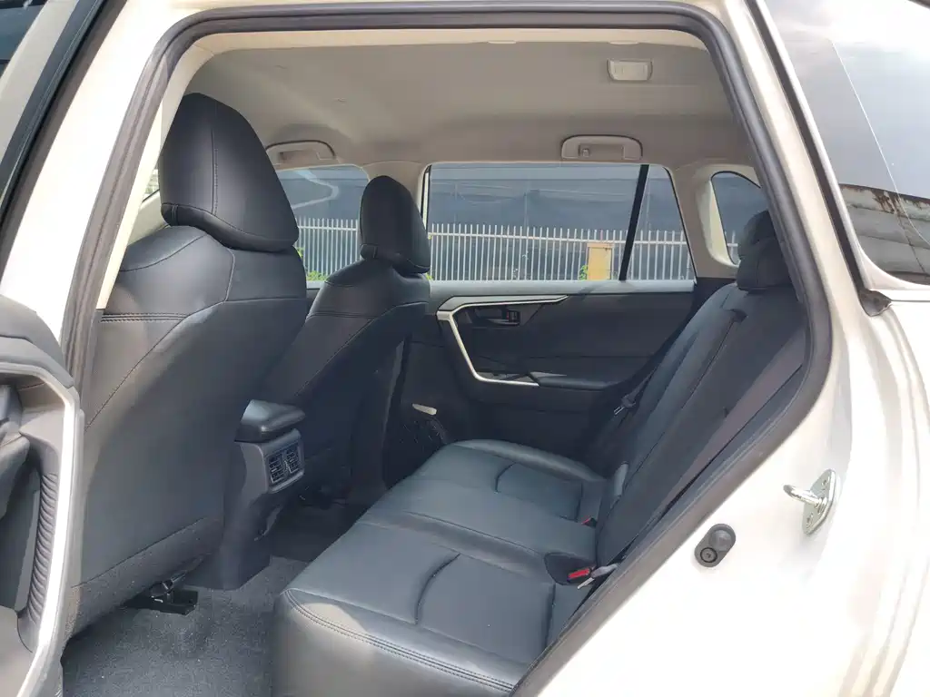 Toyota RAV4 — миниатюра 10