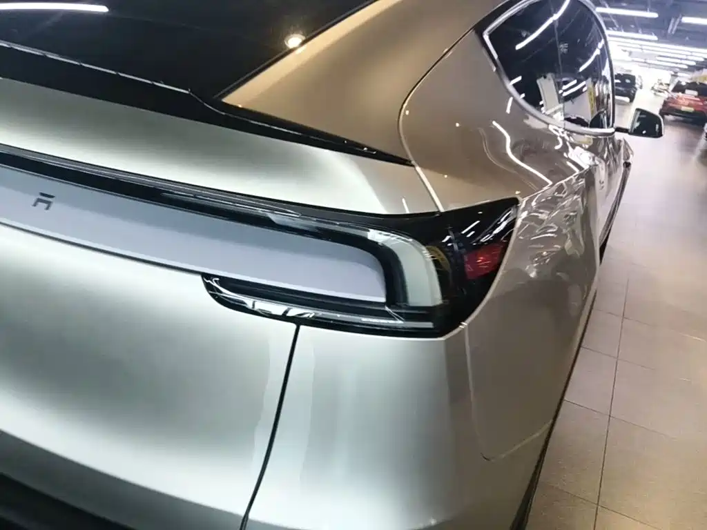 Tesla Model Y L — миниатюра 8