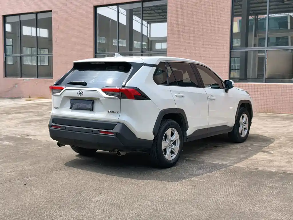 Toyota RAV4 — миниатюра 8