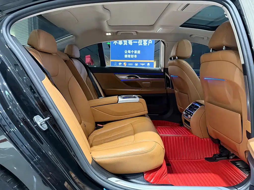 BMW 7 Series — миниатюра 13