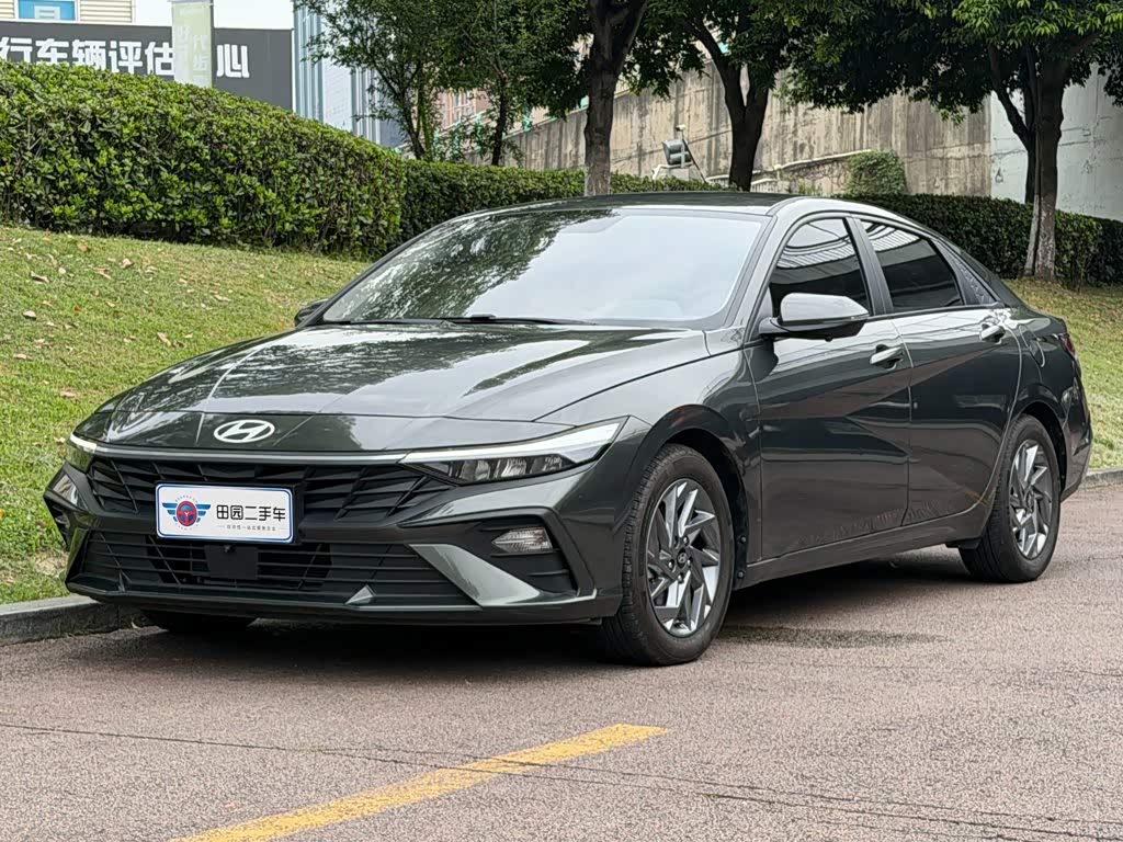 Hyundai Elantra 1.5 л 2024 г. Серебристо-серый, пробег 5000 км
