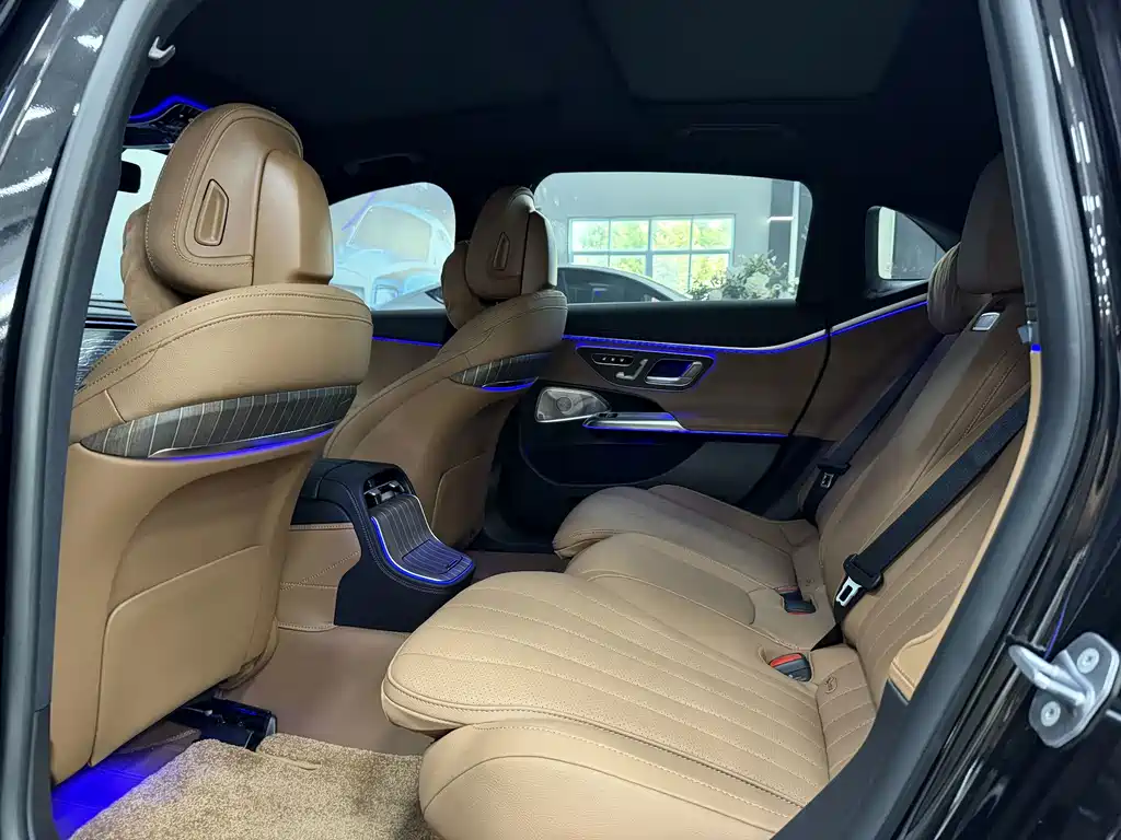 Mercedes-Benz E-Class — миниатюра 9