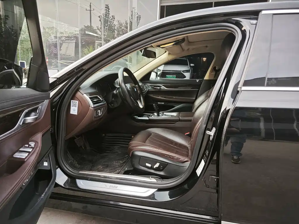 BMW 7 Series — миниатюра 4