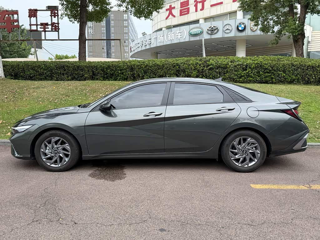 Hyundai Elantra 1.5 л 2024 г. Серебристо-серый, пробег 5000 км