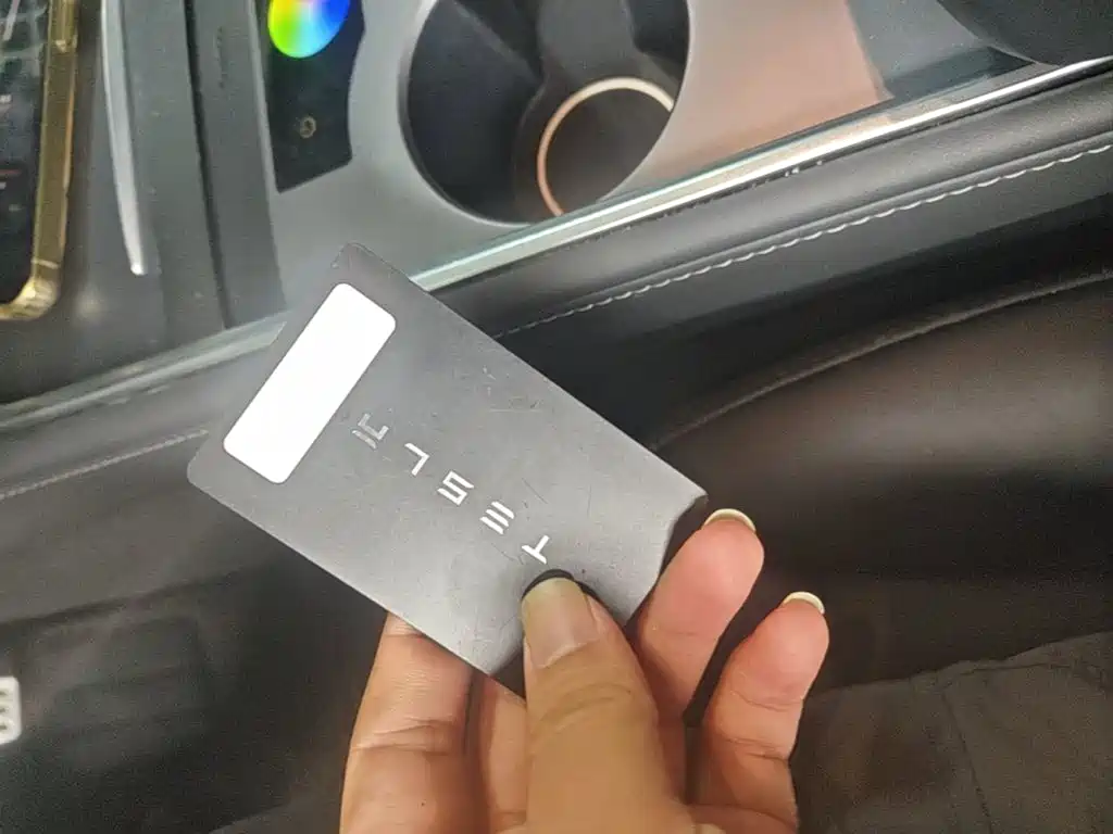 Tesla Model Y — миниатюра 9