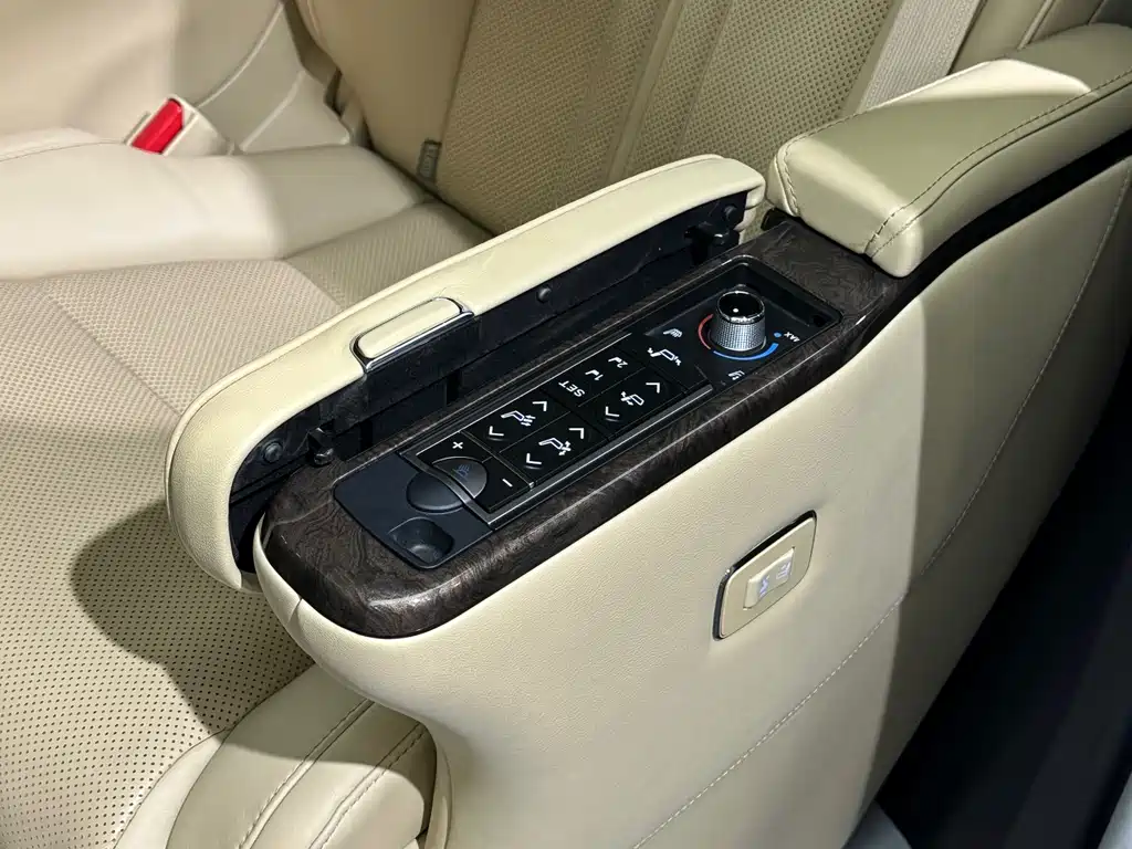 Toyota Alphard — миниатюра 18
